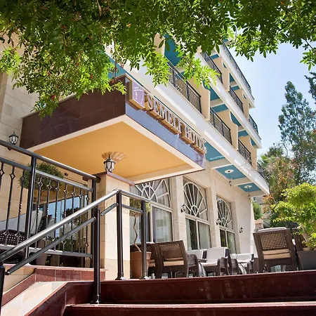 سيميلي نيقوسيا